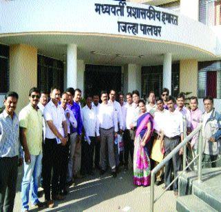 Palghar boycott of selfie! | सेल्फी हजेरीवर पालघरचा बहिष्कार! Palghar boycott of selfie! | सेल्फी हजेरीवर पालघरचा बहिष्कार!